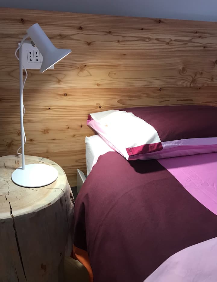 spálňa s manželskou posteľou 