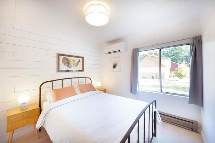 تقع غرفة نوم الضيوف في الطابق الأرضي وتحتوي على سرير كبير مريح وخزانة ذات حجم جيد وتلفزيون.