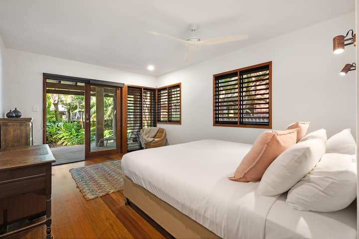 Тази спалня има климатик, вентилатор на тавана, собствена баня и тоалетна, а леглото може да бъде 1 x суперголямо двойно легло или 2 x единични. 