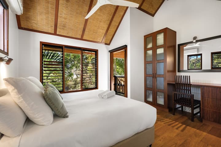 Основна спалня със самостоятелен санитарен възел, климатик и вентилатор на тавана. 