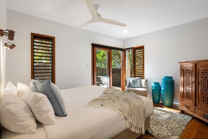 Tallow Beach Tree House – Footsteps to the beach. gallery image 5