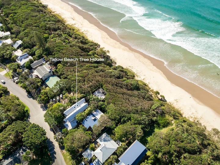Tallow Beach Tree House - Footsteps to the beach.