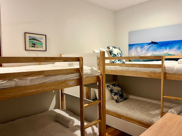 Двуетажната стая разполага с вентилатор на тавана и климатик.  Професионалните снимки ще се появят скоро.