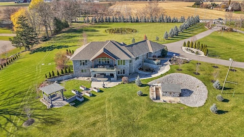 Charming Farmhouse Stunning Views & Hot tub