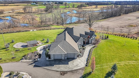 Charming Farmhouse Stunning Views & Hot tub