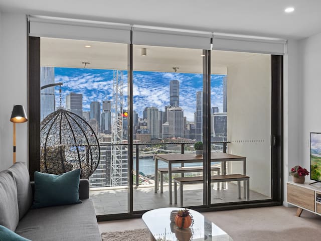 2BR Stylish Riverview 25th Floor Apt. with Parking