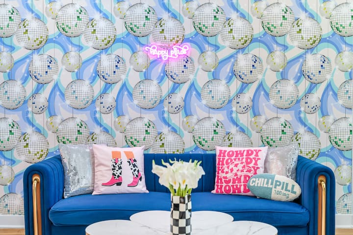 Disco Cowboy 6br | Wrigley | Sleeps 16 | Game Room - Chicago