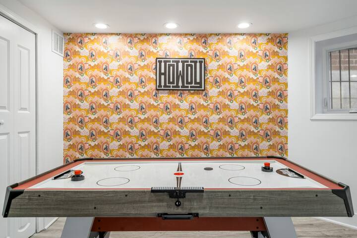 15 min walk to Wrigley, 6BR/3BA + Basement w/Games gallery image 2