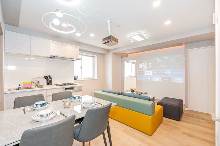 ファミリー向けの豪華２寝室２トイレ！家庭シアター付、フルキッチン付！キッズルーム、ガレージ利用可！