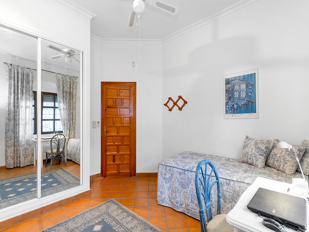 Ka 2 krevate tek në këtë dhomë gjumi.