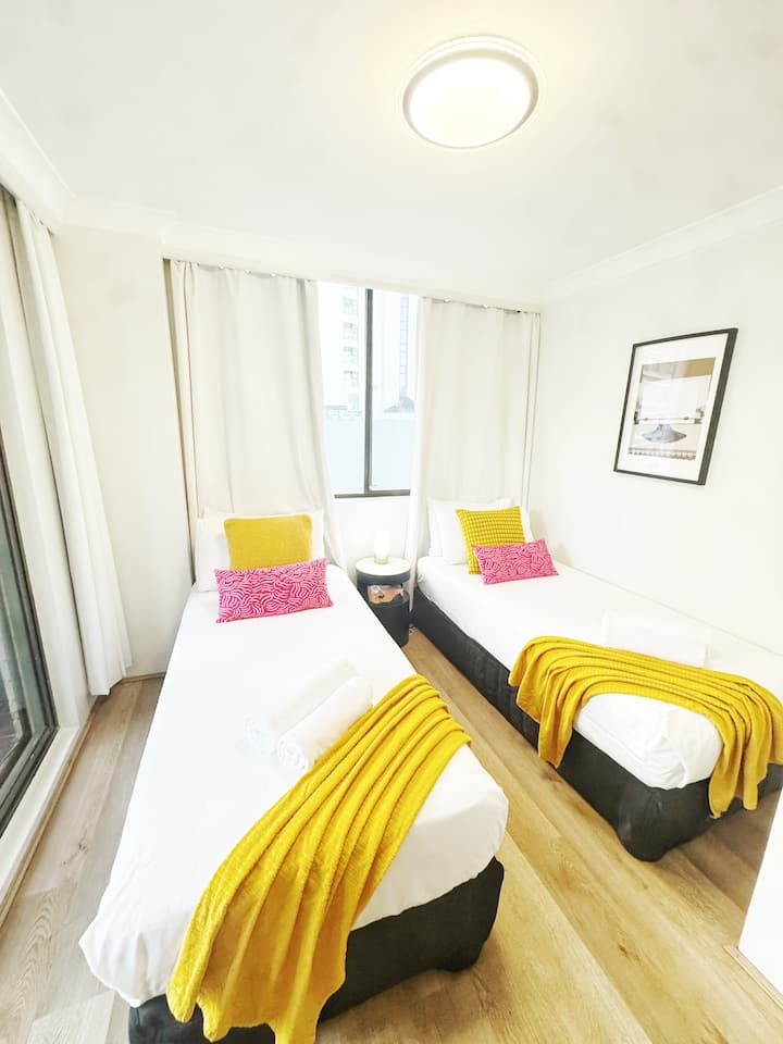 2 единични леглаАмитик спално бельоДостайни възглавници и одеяла