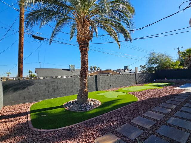 Cozzy House w Massage Chairs & Golf | 10mins Strip gallery image 4