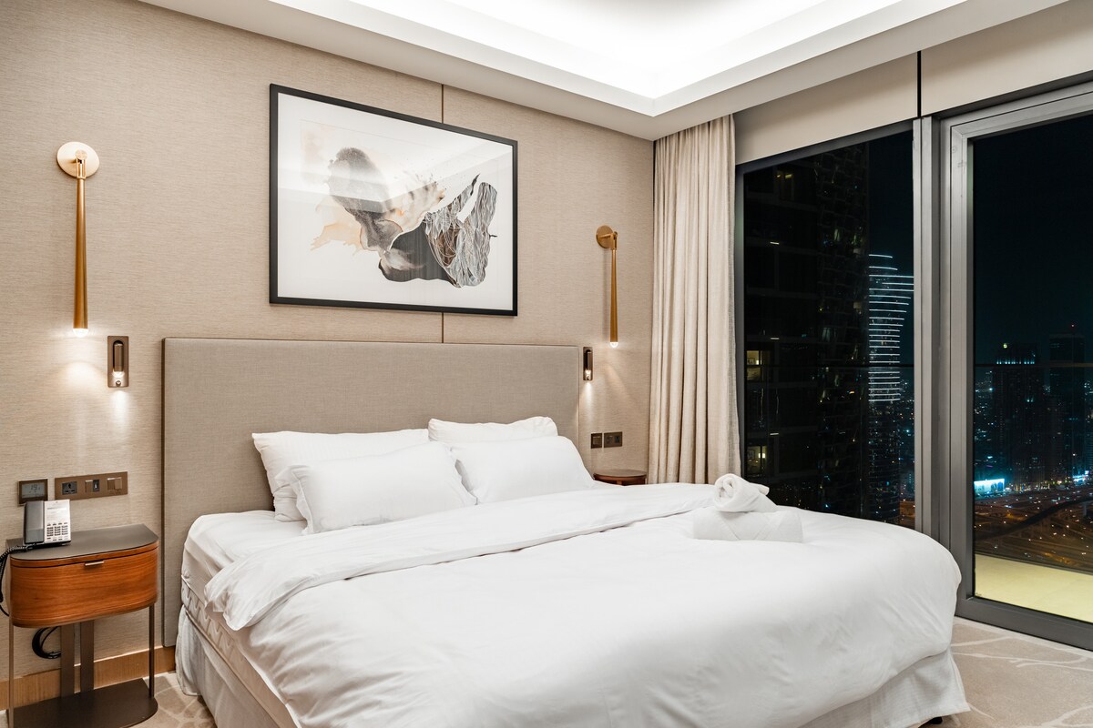 Dormitorio completo con cama tamaño queen diseñada para tu comodidad 