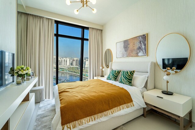 Slaapkamer 2 met uitzicht op de gracht en kreekstrand