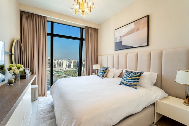 Kingsize bed met slaapkamer, uitzicht op de lagune en het strand van de kreek