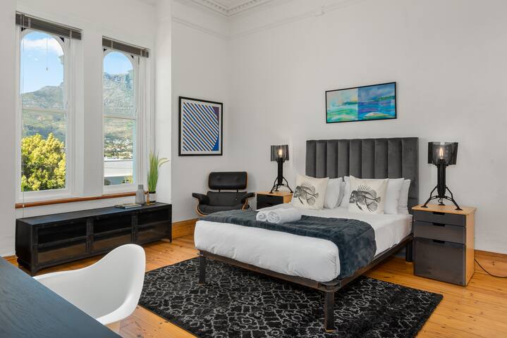 Luxury Villa with Table Mountain Views gallery image 5