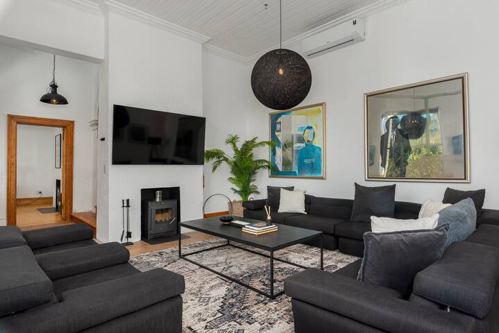 Luxury Villa with Table Mountain Views gallery image 3