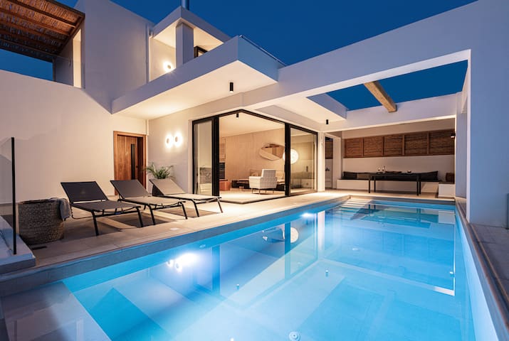 Upscale 3bd BBQ, Sauna, Steps to Beach & Amenities