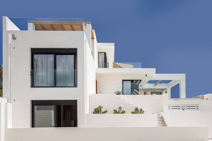 Upscale 3bd BBQ, Sauna, Steps to Beach & Amenities gallery image 4