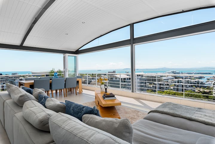 Penthouse Oasis in Green Point with Scenic Views