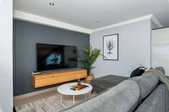 Penthouse Oasis in Green Point with Scenic Views gallery image 3