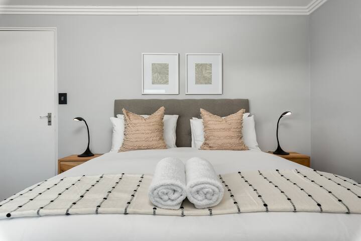 Penthouse Oasis in Green Point with Scenic Views gallery image 2