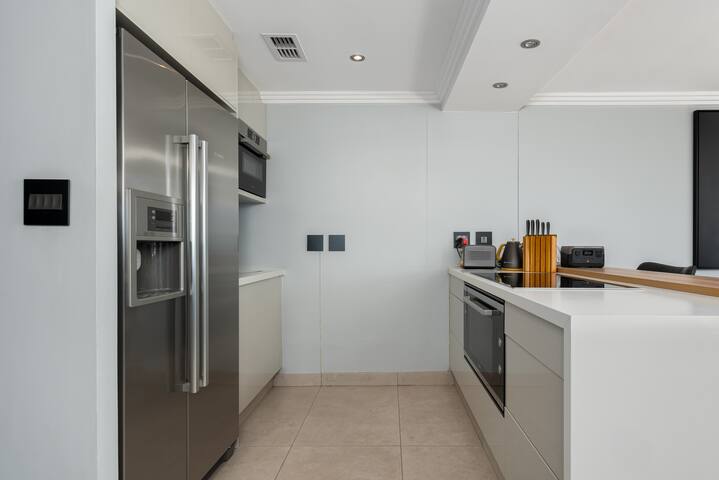 Penthouse Oasis in Green Point with Scenic Views gallery image 4