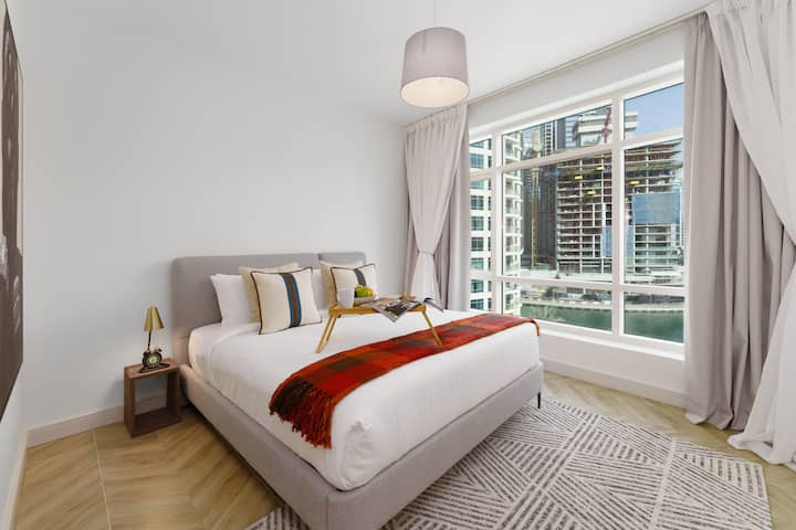 חדר שינה ראשי עם נוף למרינה של דובאי