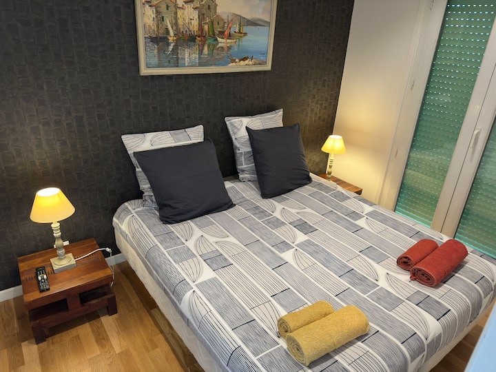 Спалня с двойно легло 160 или 2 пъти 80
Телевизор и голям килер. Има изглед към терасата
Електрическо табло