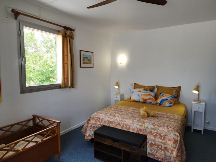 Საძინებელი „მიმოზა“ მდებარეობს ჩრდილოეთ მხარეს, პირველ სართულზე, 160 საწოლითა და ჩვილის საწოლით, ჭერის ვენტილატორითა და დიდი გარდერობით. Მაღალი სკამი სამზარეულოში და კიბის ჭიშკარი ასრულებს ბავშვის დახვედრას.