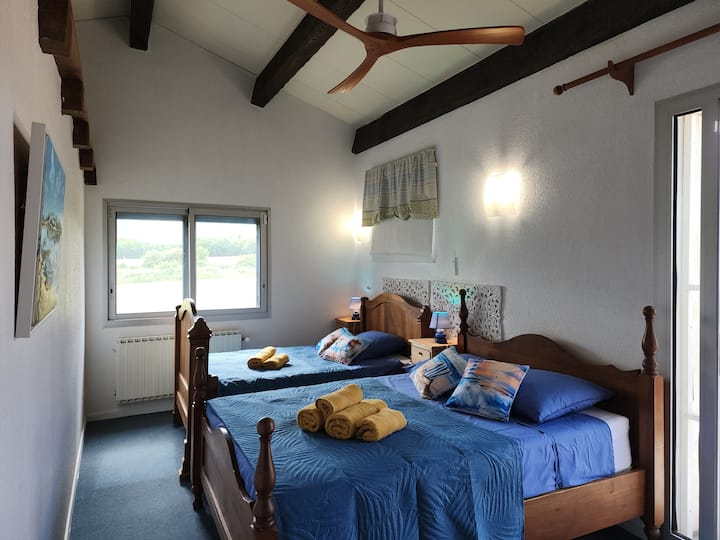 Პირველ სართულზეა საძინებელი „Bleuet“ 140 საწოლითა და 110 საწოლით, რომელიც მთლიანად 3 ადამიანისთვისაა გათვლილი. Დიდი გარდერობითა და ჭერის ვენტილატორით.