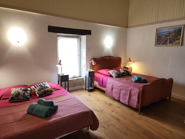 Საძინებელი „ლავანდინი“ სამხრეთით, პირველ სართულზეა. Პარკეტს აქვს 2 საწოლი 140 ადამიანისთვის, დიდი კარადა, ჩემოდნის სკამი და ახალგაზრდებისთვის განკუთვნილი პატარა ანტრესოლი.