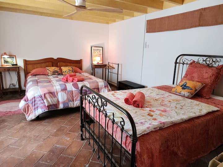 Ოთახი „Tomette“, პირველ სართულზე, 1 საწოლით 160 და 1 საწოლით 130, 3 საწოლისთვის, გარდერობითა და ჭერის ვენტილატორით.