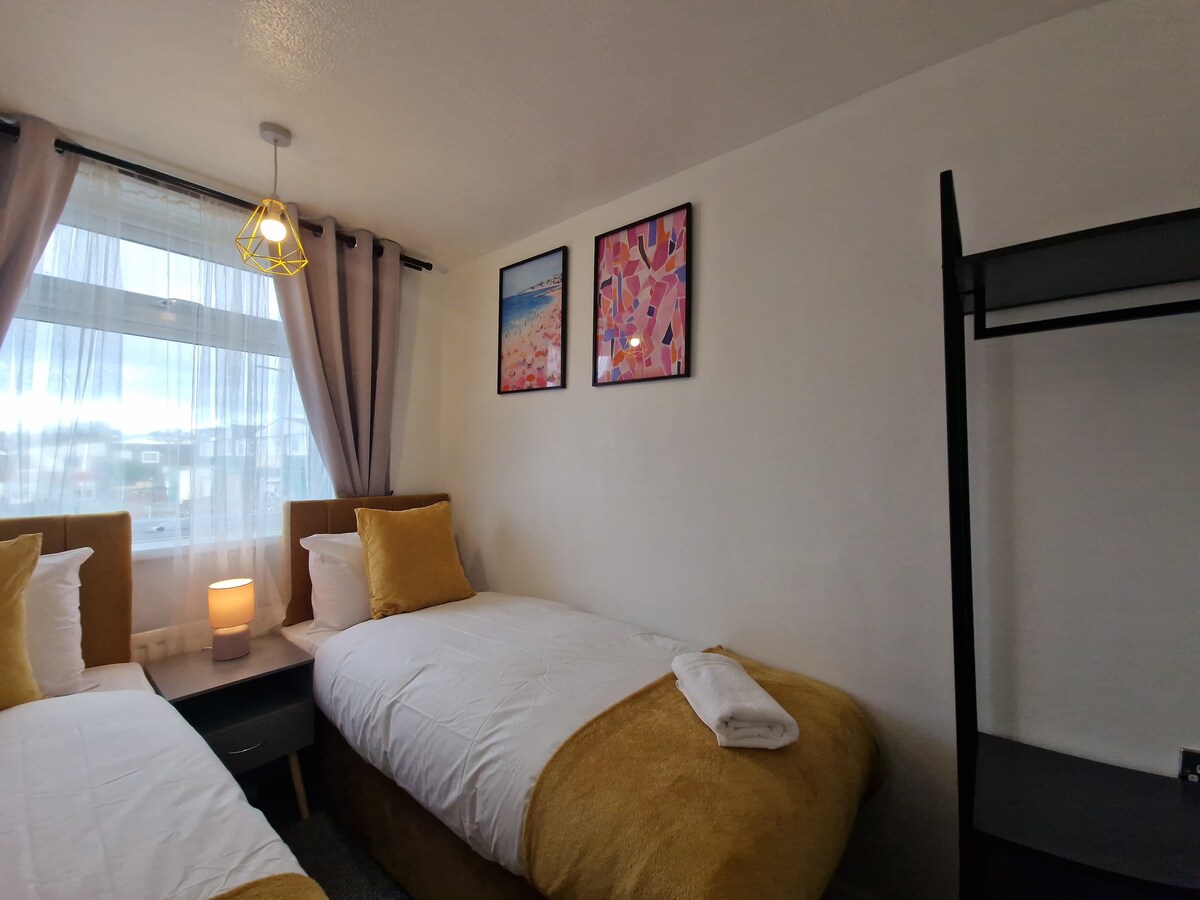 „Oddýchnite si v útulnej spálni s dvoma pohodlnými samostatnými posteľami - ideálne na pokojný nočný spánok.“