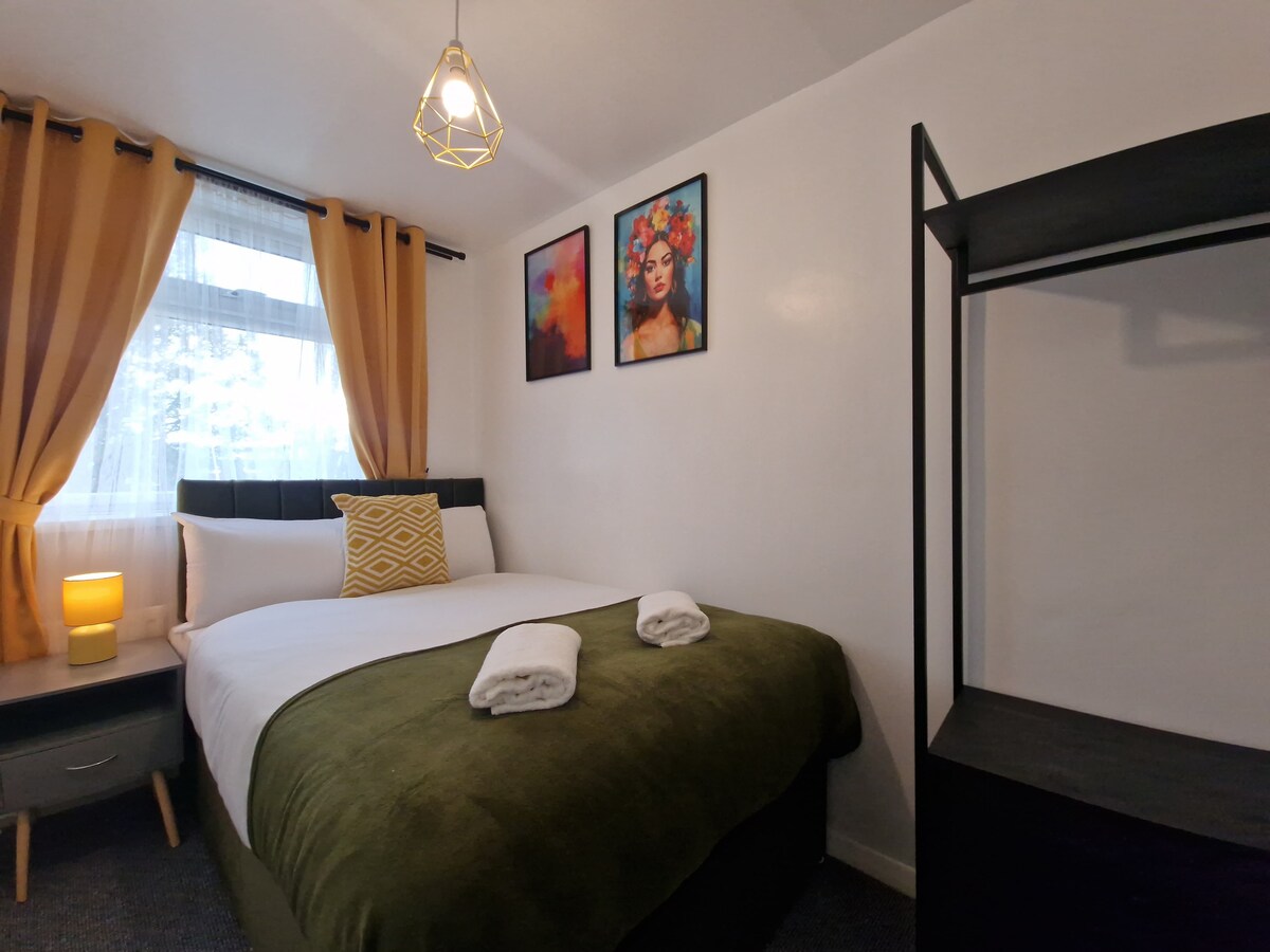 „Uniknite pohodlne v tejto štýlovej spálni s plyšovou manželskou posteľou pre dokonalý spánok.“