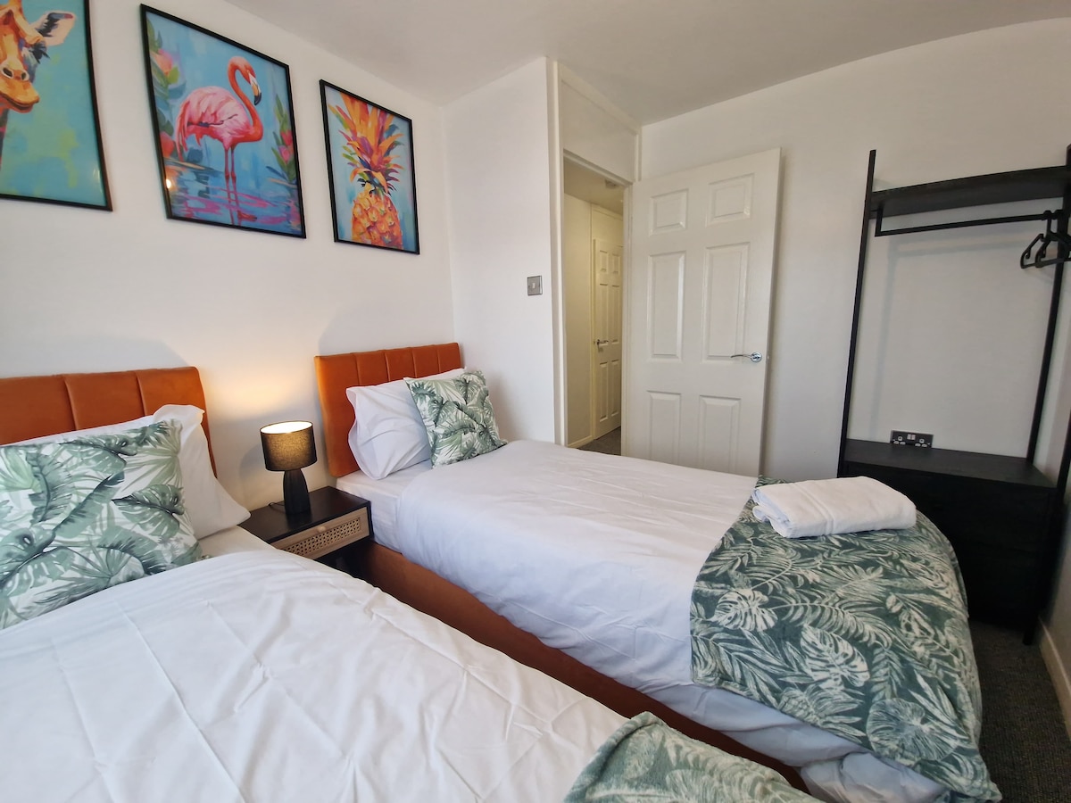 „Oddýchnite si v tejto svetlej a vzdušnej spálni s dvoma útulnými samostatnými posteľami, ktoré sú ideálne na pokojný nočný odpočinok.“