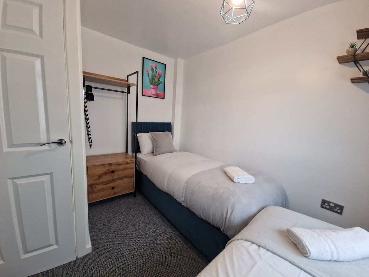 „Zabývajte sa v tejto očarujúcej spálni s dvoma pohodlnými samostatnými posteľami, ktoré sú navrhnuté pre pokojný a osviežujúci pobyt.“