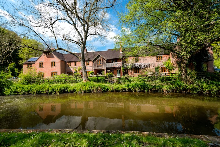 Bottom Cottage: Swimming Lake, Bbq Hut, Games Room - Leek