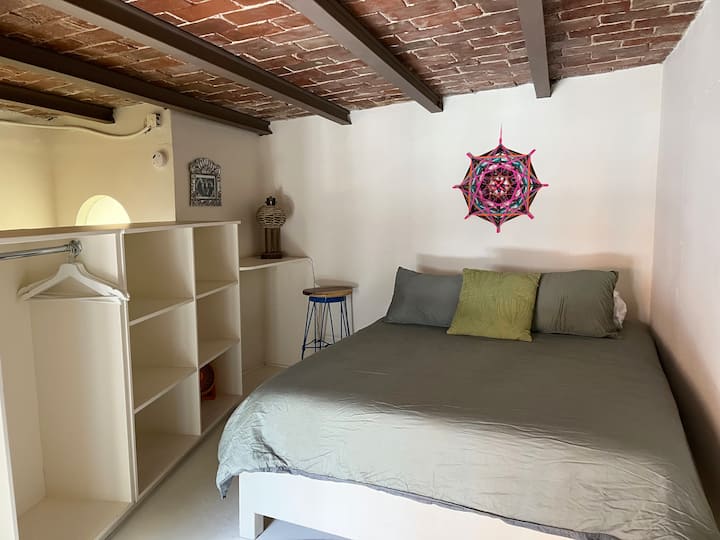 El loft para dormir tiene una cama tamaño queen, una mesita de noche/escritorio pequeño y construcciones para desempacar y colgar tu ropa. El loft está ubicado arriba. La altura del techo es de 195 centímetros