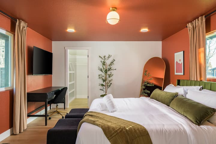 Hlavné útočisko na hlavnom poschodí s vlastnou kúpeľňou so sprchovacím kútom a vaňou