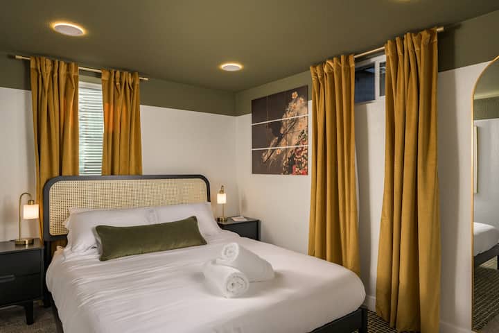 Útulná spálňa s manželskou posteľou