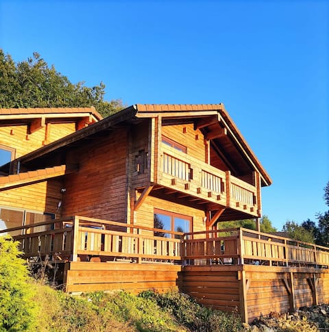 Stunning Chalet with Private Sauna & Jacuzzi