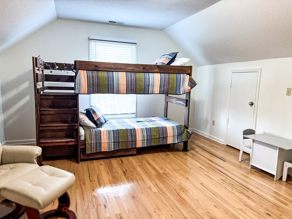 חדר השינה הזה ממוקם למעלה, יש בו מיטות קומתיים, מחסן קוביות הממוקם בארונות, שידה וטלוויזיה עם Roku. 