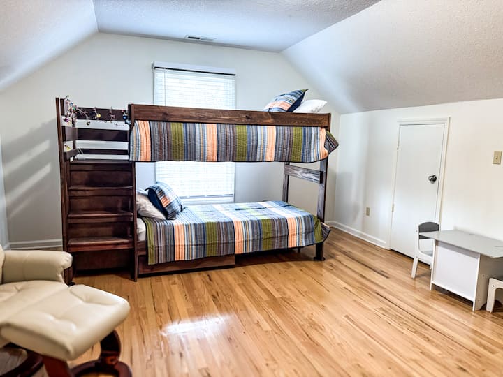 Тази спалня се намира на горния етаж, има двуетажни легла, кубично място за съхранение, разположено в килери, скрин и телевизор с Roku. 