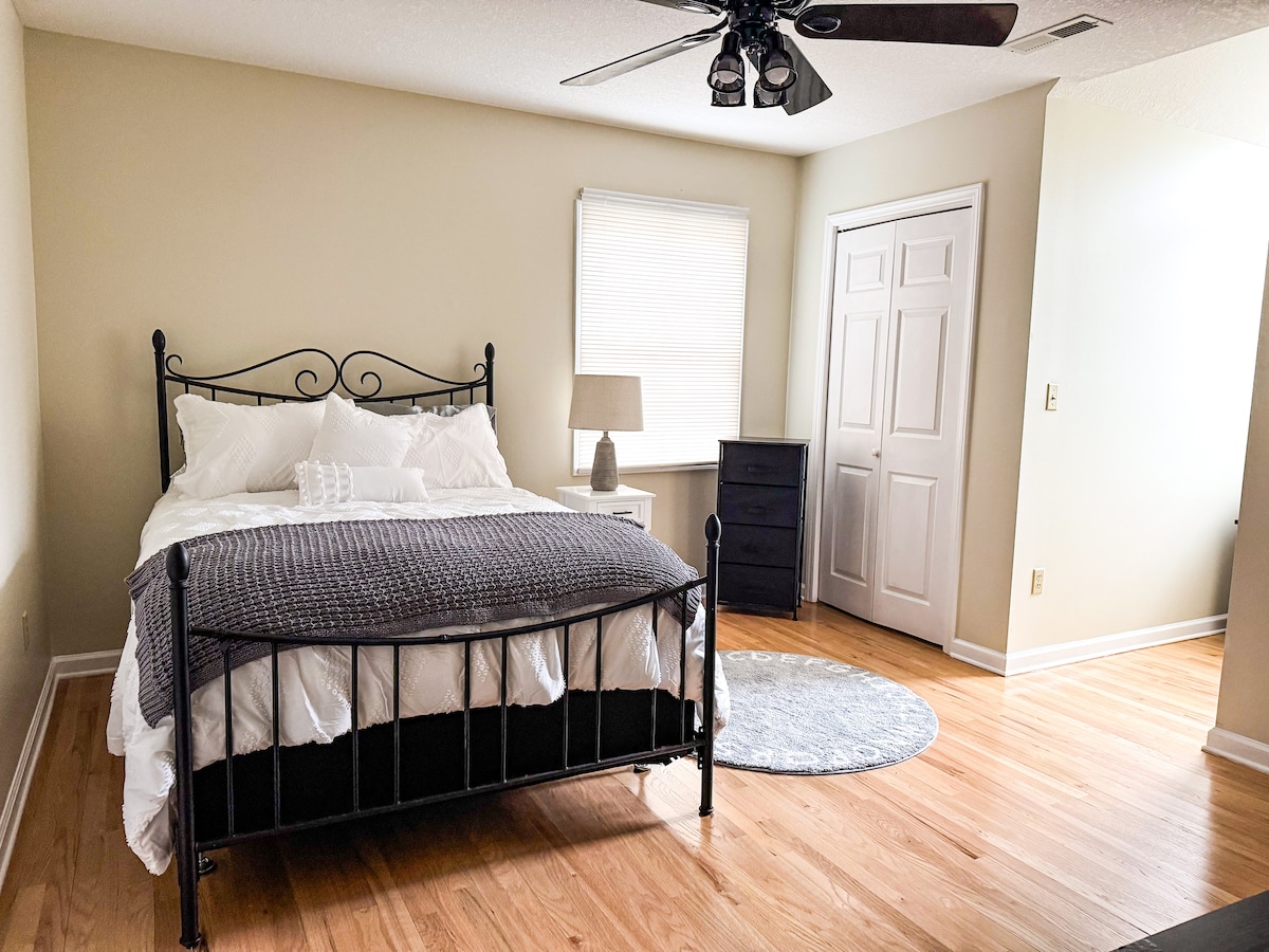 חדר השינה הזה למעלה, ויש בו מיטה מלאה עם שני ארונות לאחסון. טלוויזיה עם רוקו, ומחוברת לחדר רחצה של ג'ק וג'יל.