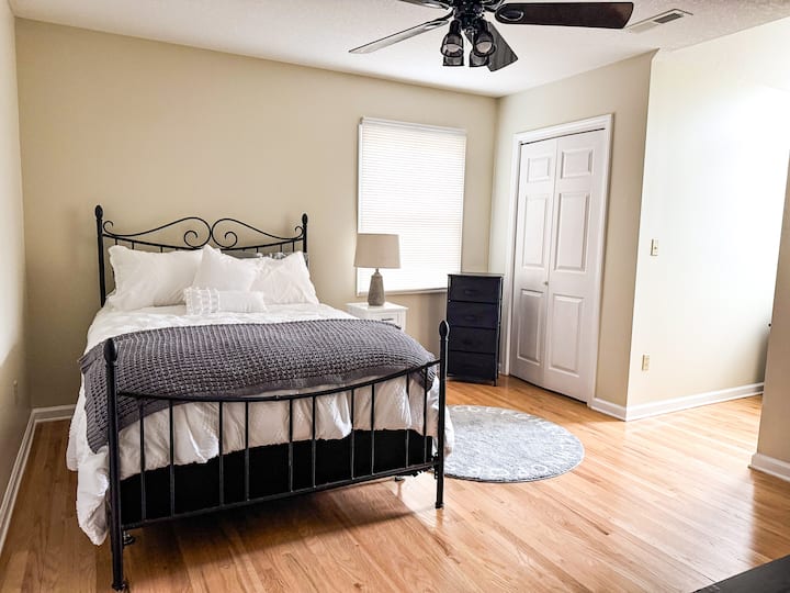 Тази спалня е на горния етаж и разполага с пълно легло с два килера за съхранение. Телевизор с Року и прикрепен към баня с Джак и Джил.