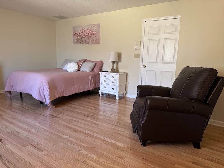 Тази спалня е на горния етаж и разполага с двойно легло, баня и тоалетна и дрешник.