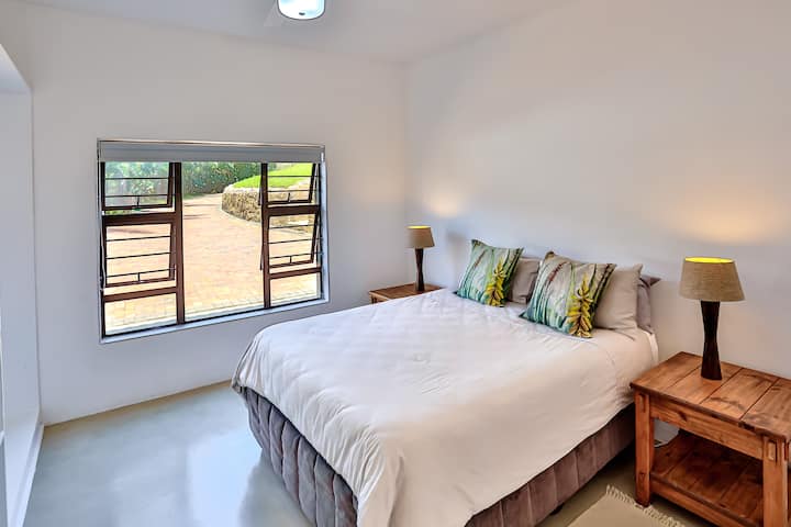 سرير مزدوج في شقة بالم بريز في الطابق الأرضي. حمام عائلي مشترك.