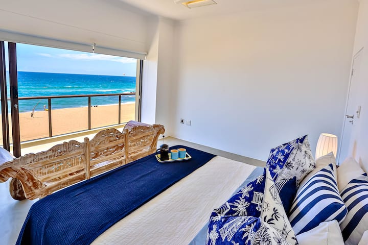 غرفة النوم الرئيسية في الجناح العائلي 2 داخل شقة أوشن هورايزون. واجهة رائعة على المحيط مع حمام عائلي مشترك (مشترك مع غرفة نوم الأطفال في الجناح العائلي 2).