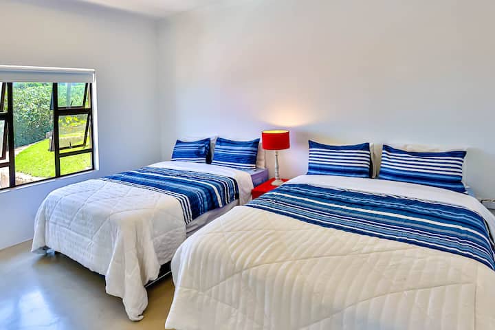 غرفة نوم للأطفال متصلة بغرفة النوم الرئيسية كجزء من الجناح العائلي 1 في شقة أوشن هورايزون (حمام جناح عائلي مشترك).